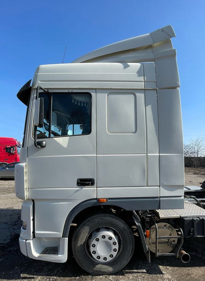 DAF XF 95.430 Tractor head 4x2 - Nyergesvontató: 2 kép. DAF XF 95.430 Tractor head 4x2 - Nyergesvontató: 2 kép.