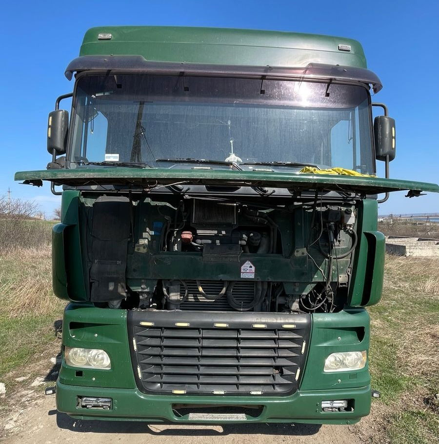 DAF XF 95.430 Tractor head 6x2 - Nyergesvontató: 2 kép. DAF XF 95.430 Tractor head 6x2 - Nyergesvontató: 2 kép.