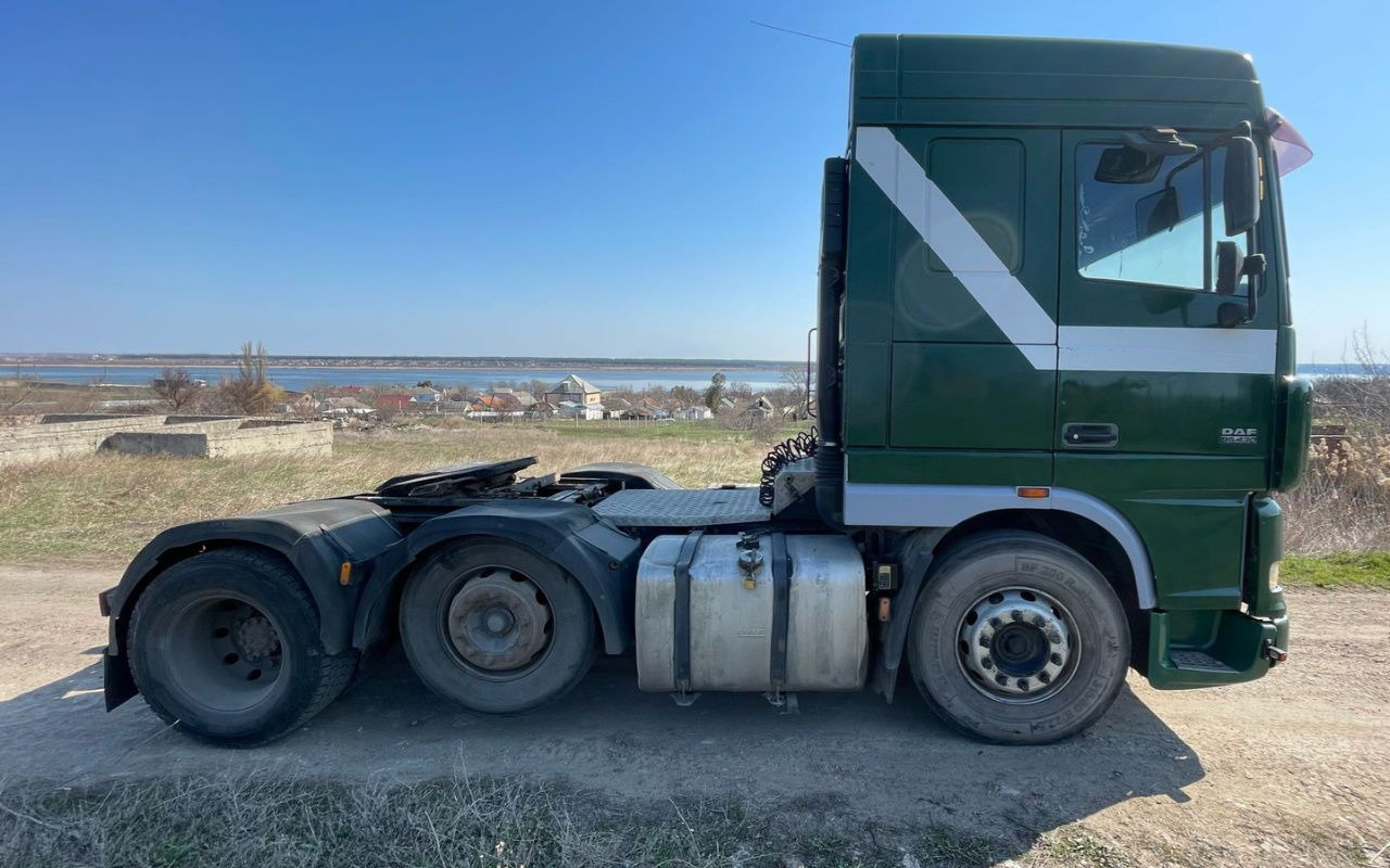 DAF XF 95.430 Tractor head 6x2 - Nyergesvontató: 4 kép. DAF XF 95.430 Tractor head 6x2 - Nyergesvontató: 4 kép.
