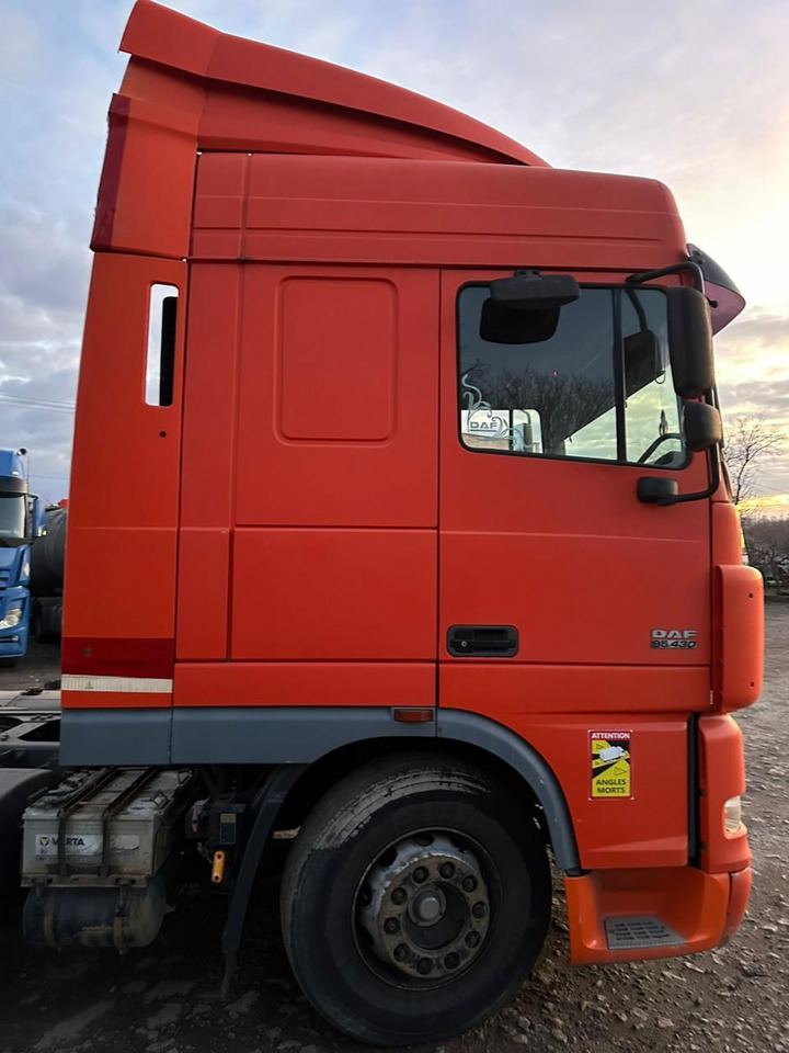 DAF XF 95.430 Tractor head - Nyergesvontató: 2 kép. DAF XF 95.430 Tractor head - Nyergesvontató: 2 kép.