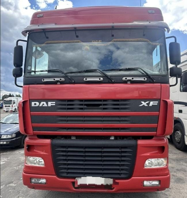 DAF XF 95 Tractor unit - Nyergesvontató: 2 kép. DAF XF 95 Tractor unit - Nyergesvontató: 2 kép.