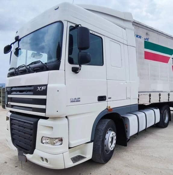 DAF XF105 Tractor unit - Nyergesvontató: 2 kép. DAF XF105 Tractor unit - Nyergesvontató: 2 kép.