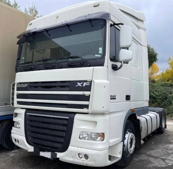 DAF XF105 Tractor unit - Nyergesvontató: 3 kép. DAF XF105 Tractor unit - Nyergesvontató: 3 kép.