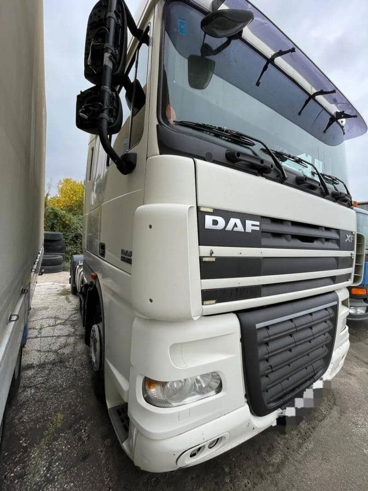DAF XF105 Tractor unit - Nyergesvontató: 4 kép. DAF XF105 Tractor unit - Nyergesvontató: 4 kép.