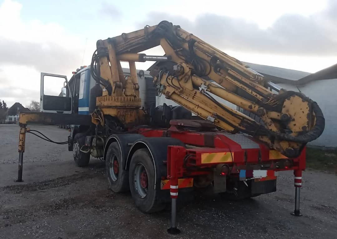 Scania R143-450 V8 Tractor unit with crane - Nyergesvontató: 4 kép. Scania R143-450 V8 Tractor unit with crane - Nyergesvontató: 4 kép.