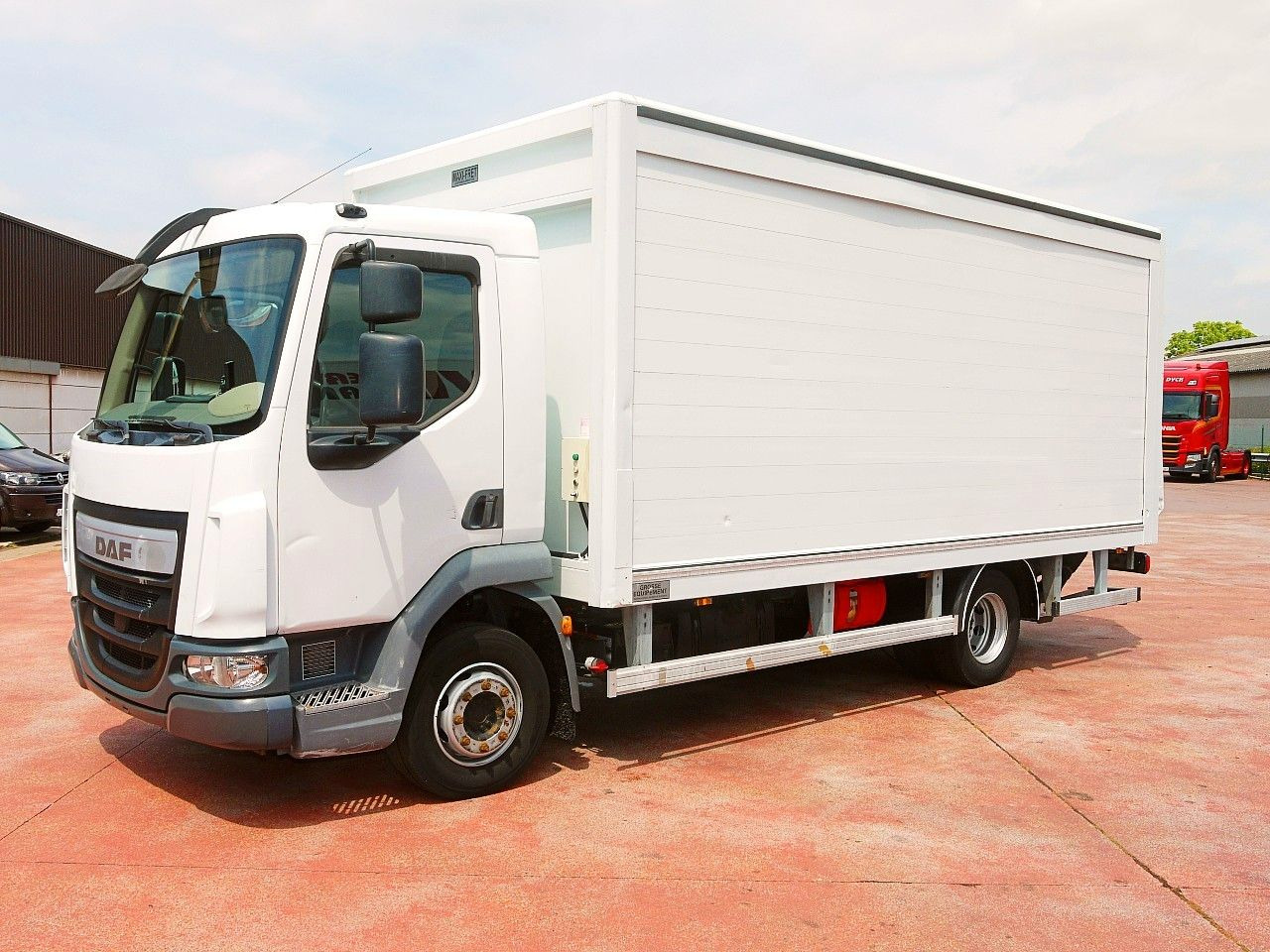 DAF LF 180 12 GETRANKENWAGEN LBW LUFT - Italszállító teherautó: 4 kép. DAF LF 180 12 GETRANKENWAGEN LBW LUFT - Italszállító teherautó: 4 kép.