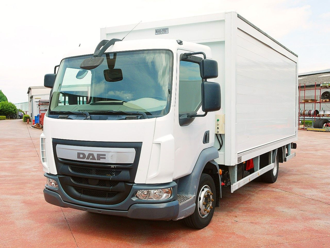 DAF LF 180 12 GETRANKENWAGEN LBW LUFT - Italszállító teherautó: 5 kép. DAF LF 180 12 GETRANKENWAGEN LBW LUFT - Italszállító teherautó: 5 kép.