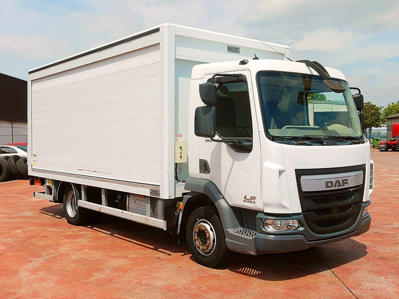 DAF LF 180 12 GETRANKENWAGEN LBW LUFT - Italszállító teherautó: 2 kép. DAF LF 180 12 GETRANKENWAGEN LBW LUFT - Italszállító teherautó: 2 kép.