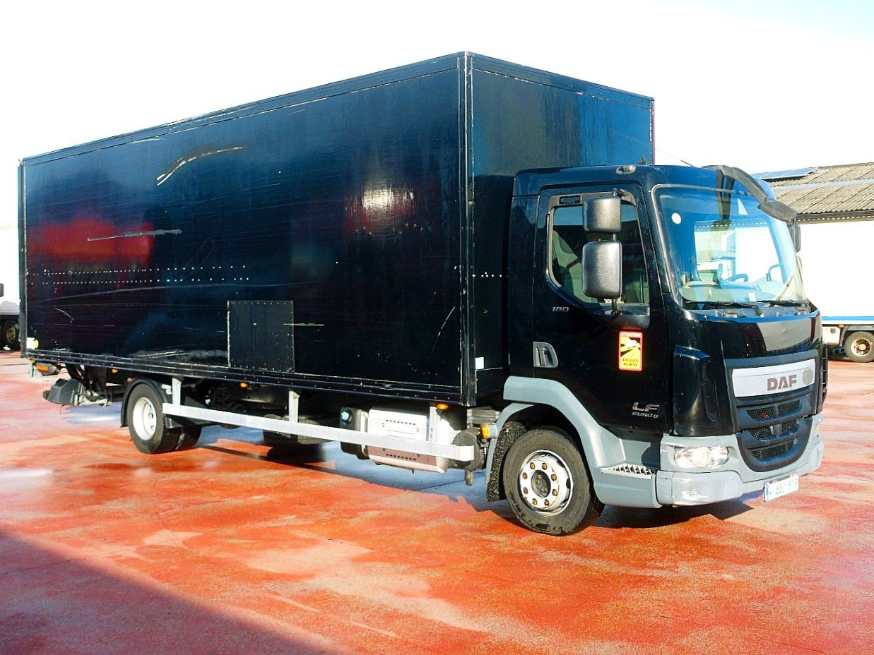 DAF LF 180 12 MEUBEL KOFFER LBW LUFT FEDERUNG AIRCO - Dobozos felépítményű teherautó: 2 kép. DAF LF 180 12 MEUBEL KOFFER LBW LUFT FEDERUNG AIRCO - Dobozos felépítményű teherautó: 2 kép.