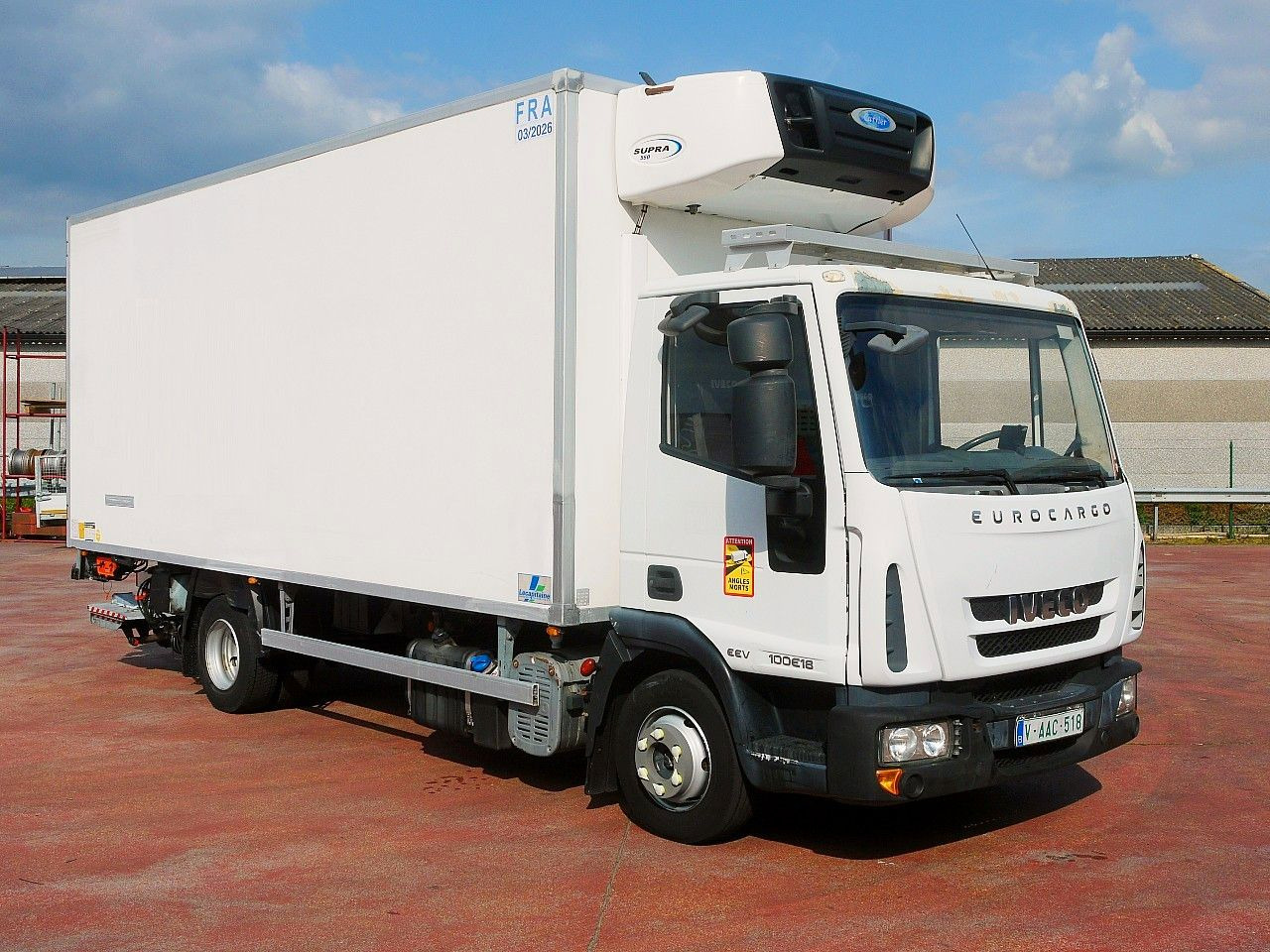 Iveco 100E18 EUROCARGO KUHLKOFFER CARRIER SUPRA 175tkm Iveco 100E18 EUROCARGO KUHLKOFFER CARRIER SUPRA 175tkm - Hűtős teherautó: 2 kép. Iveco 100E18 EUROCARGO KUHLKOFFER CARRIER SUPRA 175tkm Iveco 100E18 EUROCARGO KUHLKOFFER CARRIER SUPRA 175tkm - Hűtős teherautó: 2 kép.