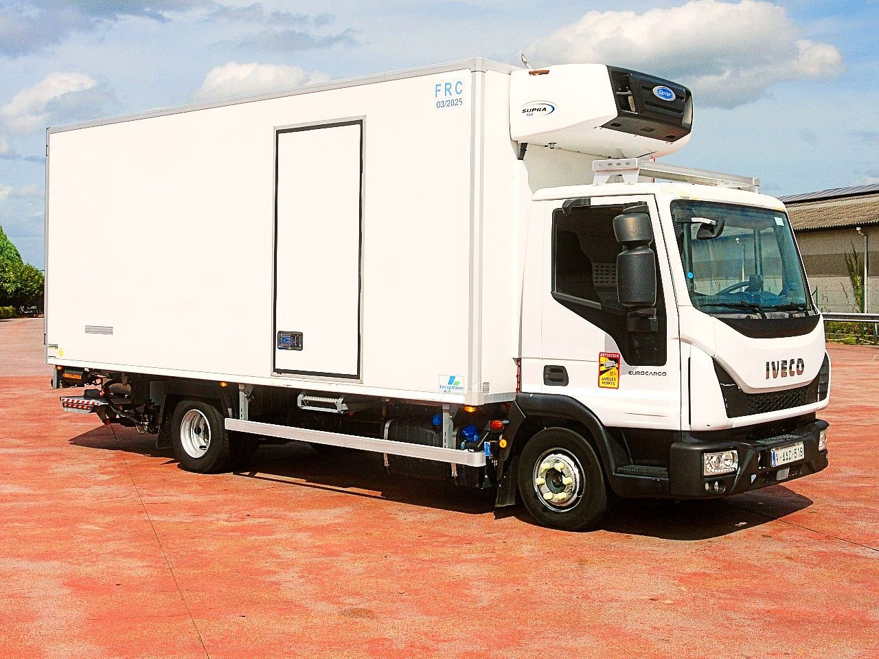 Iveco 100E19 KUHLKOFFER CARRIER SUPRA 550 luft fed A/C - Hűtős teherautó: 2 kép. Iveco 100E19 KUHLKOFFER CARRIER SUPRA 550 luft fed A/C - Hűtős teherautó: 2 kép.