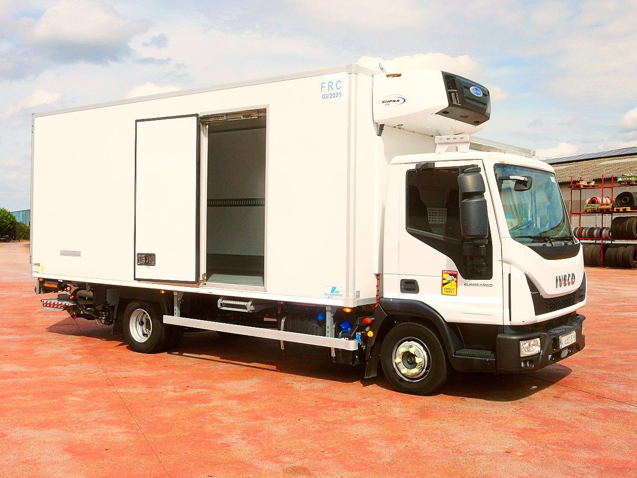 Iveco 100E19 KUHLKOFFER CARRIER SUPRA 550 luft fed A/C - Hűtős teherautó: 3 kép. Iveco 100E19 KUHLKOFFER CARRIER SUPRA 550 luft fed A/C - Hűtős teherautó: 3 kép.