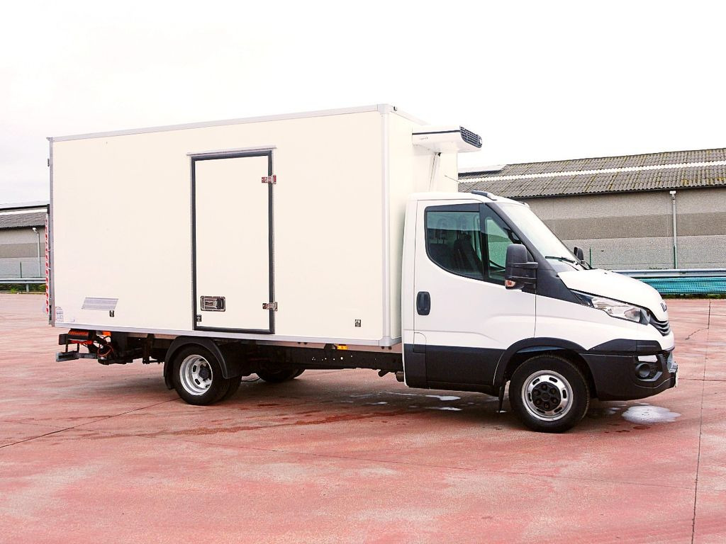 Iveco 35C14 KUHLKOFFER 4.4m CARRIER VIENTO LBW - Hűtős kisteherautó: 2 kép. Iveco 35C14 KUHLKOFFER 4.4m CARRIER VIENTO LBW - Hűtős kisteherautó: 2 kép.
