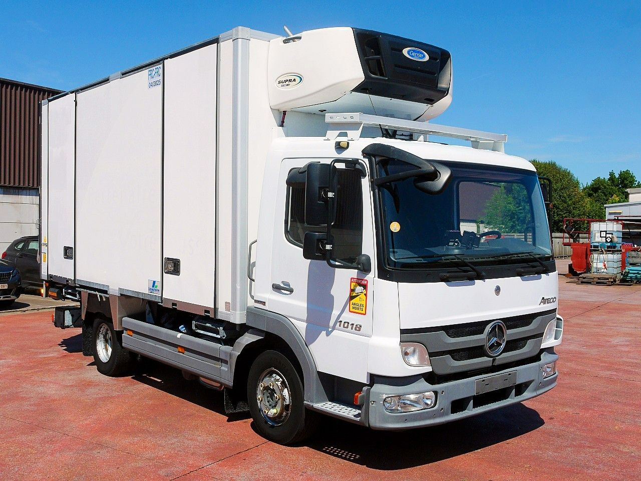 Mercedes-Benz 1018 ATEGO KUHLKOFFER CARRIER SUPRA 850 MT - Hűtős teherautó: 2 kép. Mercedes-Benz 1018 ATEGO KUHLKOFFER CARRIER SUPRA 850 MT - Hűtős teherautó: 2 kép.