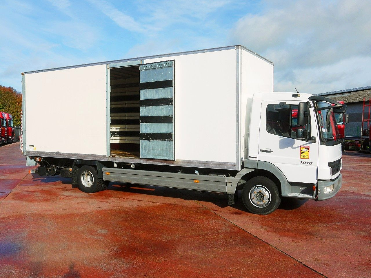 Mercedes-Benz 1018 ATEGO MEUBEL KOFFER A/C LBW LUFT 112tkm - Dobozos felépítményű teherautó: 3 kép. Mercedes-Benz 1018 ATEGO MEUBEL KOFFER A/C LBW LUFT 112tkm - Dobozos felépítményű teherautó: 3 kép.