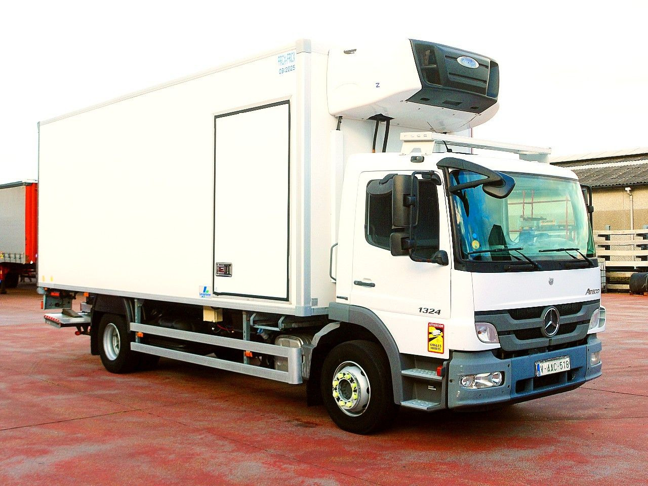 Mercedes-Benz 1324 ATEGO CARRIER SUPRA 1000MT CITY Z. A/C LUFT - Hűtős teherautó: 2 kép. Mercedes-Benz 1324 ATEGO CARRIER SUPRA 1000MT CITY Z. A/C LUFT - Hűtős teherautó: 2 kép.