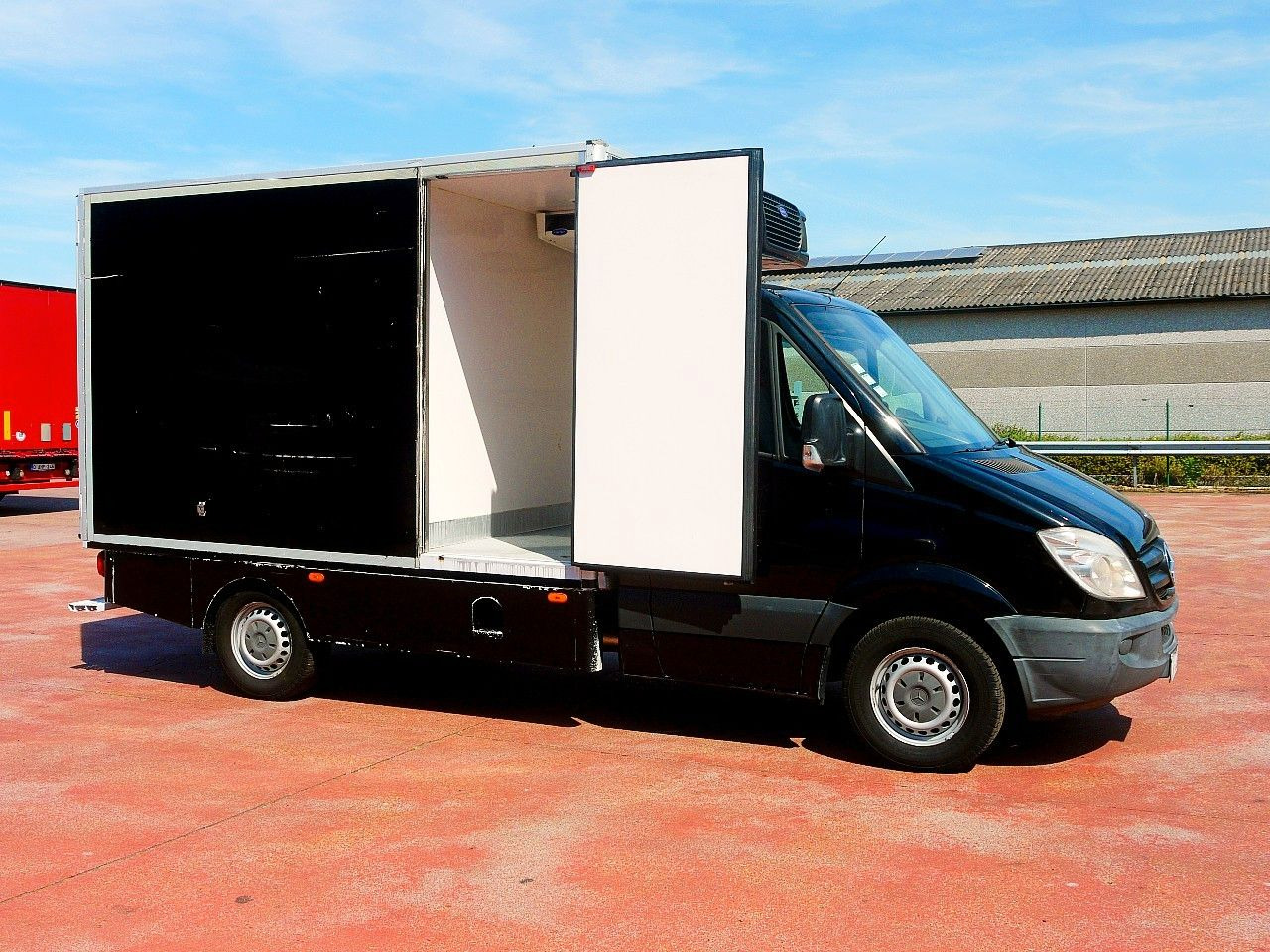 Mercedes-Benz 319 SPRINTER V6 KUHLKOFFER CARRIER PULSOR 600 MT - Hűtős kisteherautó: 3 kép. Mercedes-Benz 319 SPRINTER V6 KUHLKOFFER CARRIER PULSOR 600 MT - Hűtős kisteherautó: 3 kép.