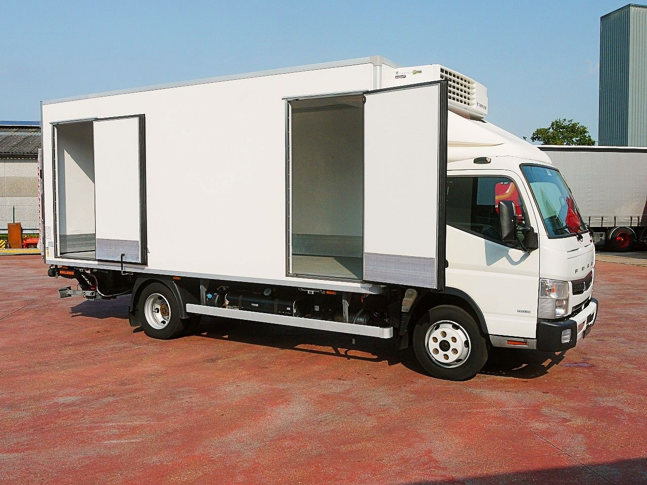 Mitsubishi FUSO CANTER 3.0 KUHLKOFFER THERMOKING V800 MT AC - Hűtős kisteherautó: 3 kép. Mitsubishi FUSO CANTER 3.0 KUHLKOFFER THERMOKING V800 MT AC - Hűtős kisteherautó: 3 kép.