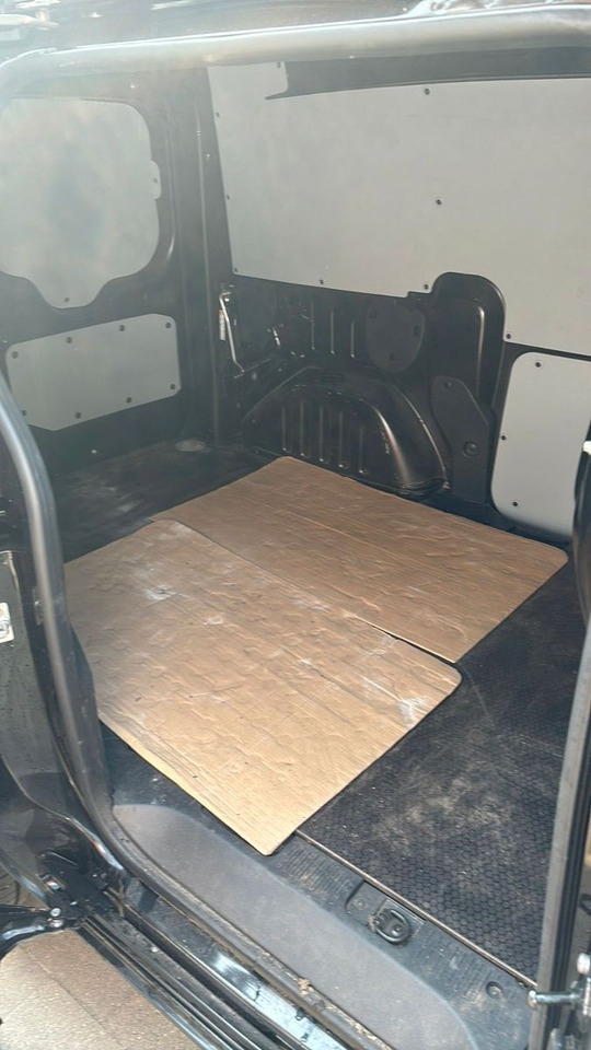 Renault EXPRESS - Kis furgon: 4 kép. Renault EXPRESS - Kis furgon: 4 kép.