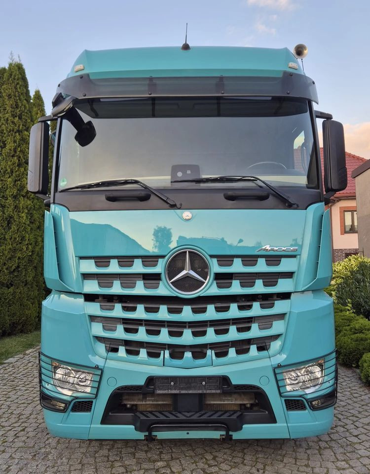 Mercedes-Benz AROCS - Nyergesvontató: 2 kép. Mercedes-Benz AROCS - Nyergesvontató: 2 kép.