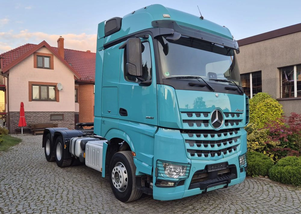 Mercedes-Benz AROCS - Nyergesvontató: 3 kép. Mercedes-Benz AROCS - Nyergesvontató: 3 kép.