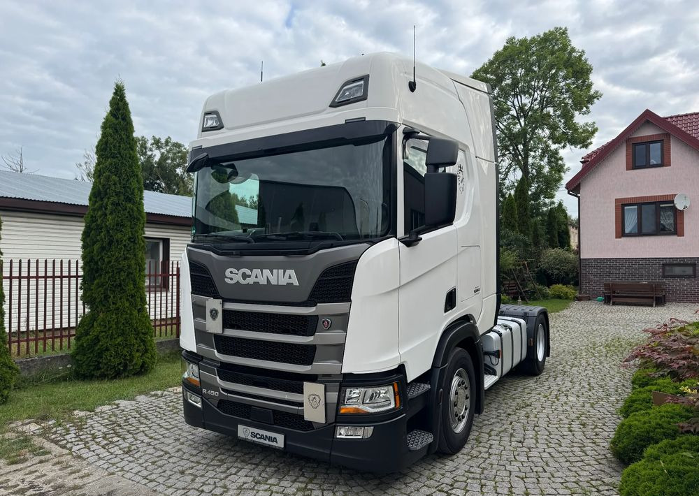 Scania R450 - Nyergesvontató: 1 kép. Scania R450 - Nyergesvontató: 1 kép.