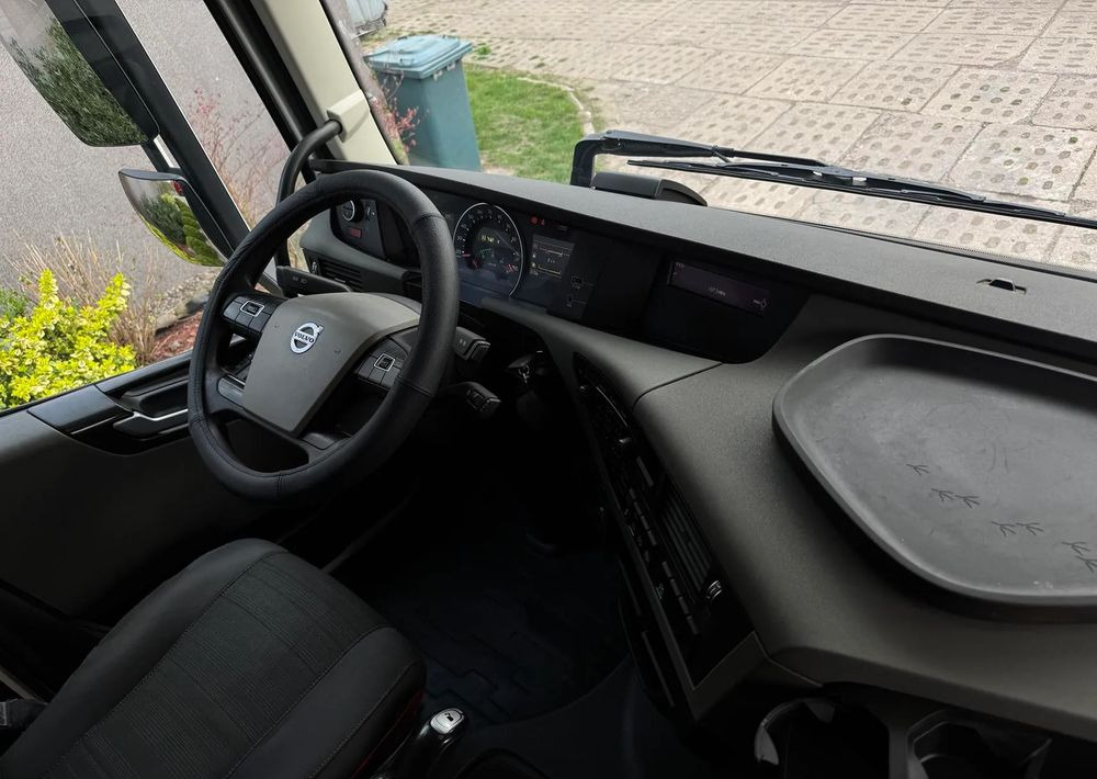 Volvo FH GLOBETROTTER - Nyergesvontató: 4 kép. Volvo FH GLOBETROTTER - Nyergesvontató: 4 kép.
