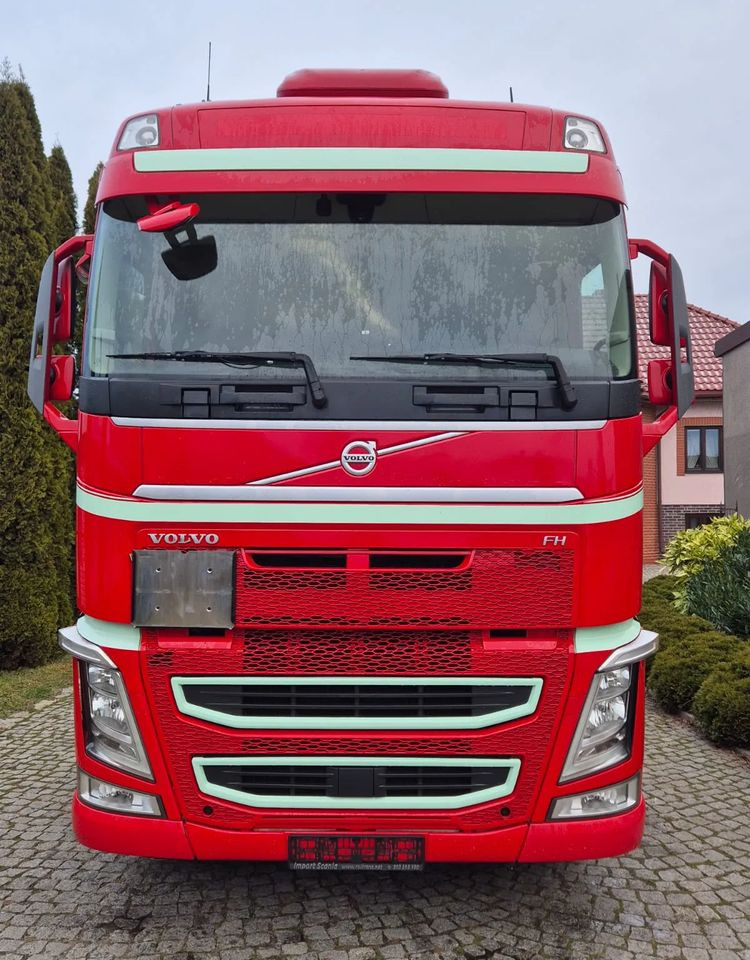 Volvo FH GLOBETROTTER - Nyergesvontató: 2 kép. Volvo FH GLOBETROTTER - Nyergesvontató: 2 kép.