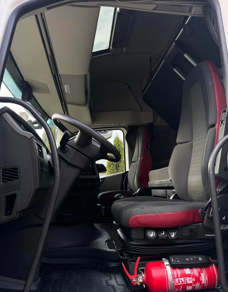 Volvo FH GLOBETROTTER - Nyergesvontató: 3 kép. Volvo FH GLOBETROTTER - Nyergesvontató: 3 kép.