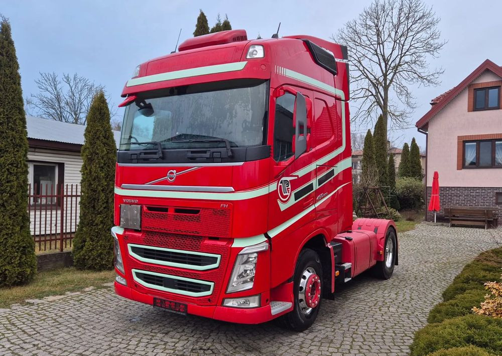 Volvo FH GLOBETROTTER - Nyergesvontató: 1 kép. Volvo FH GLOBETROTTER - Nyergesvontató: 1 kép.