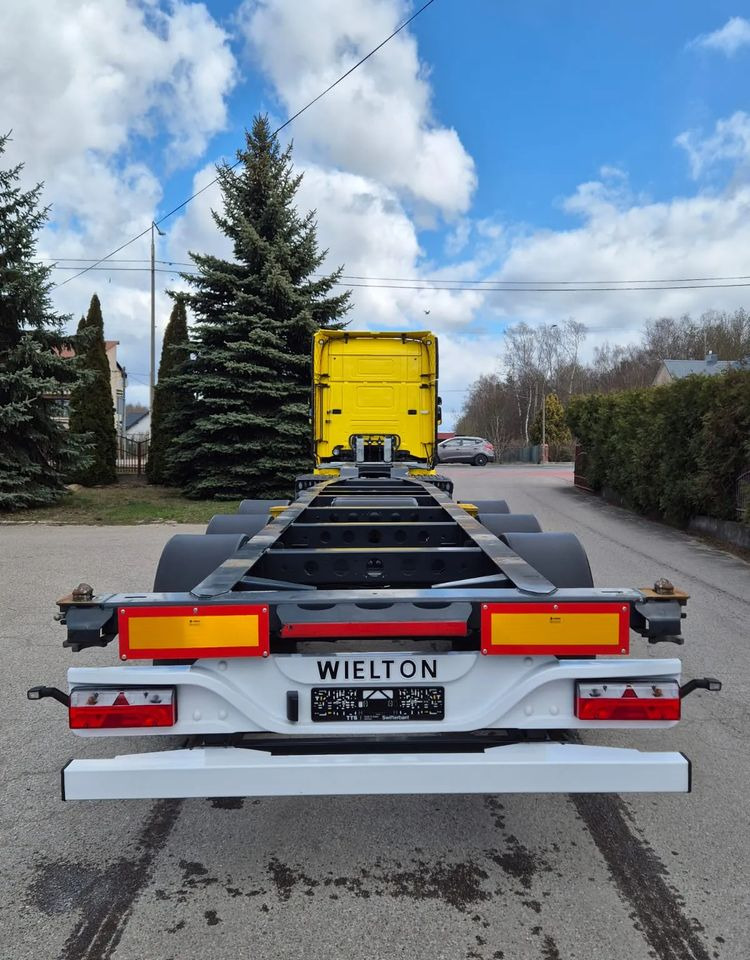 Wielton Podkontenerowa - Félpótkocsi cserefelépítményes: 4 kép. Wielton Podkontenerowa - Félpótkocsi cserefelépítményes: 4 kép.