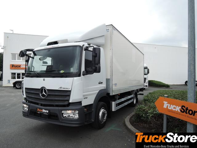 Mercedes-Benz Atego 1218 L - Dobozos felépítményű teherautó: 1 kép. Mercedes-Benz Atego 1218 L - Dobozos felépítményű teherautó: 1 kép.