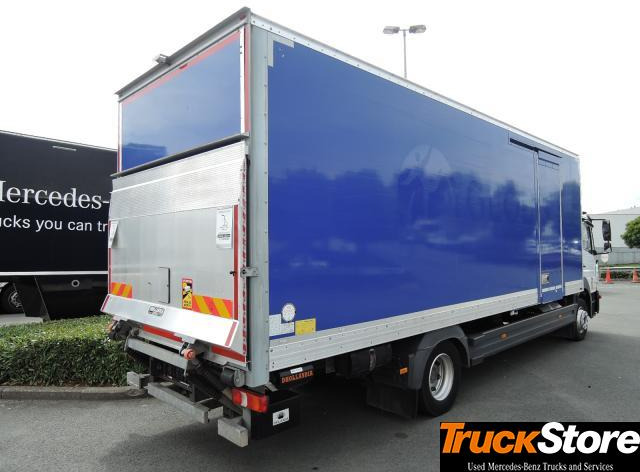 Mercedes-Benz Atego 1218 L - Dobozos felépítményű teherautó: 4 kép. Mercedes-Benz Atego 1218 L - Dobozos felépítményű teherautó: 4 kép.