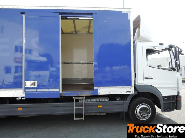 Mercedes-Benz Atego 1218 L - Dobozos felépítményű teherautó: 2 kép. Mercedes-Benz Atego 1218 L - Dobozos felépítményű teherautó: 2 kép.