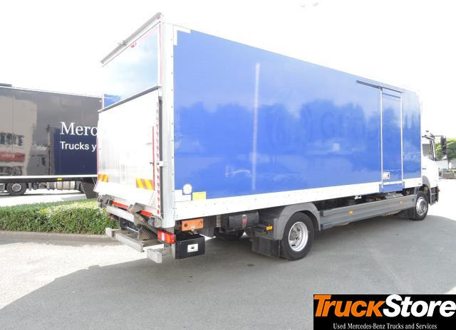Mercedes-Benz Atego 1218 L - Dobozos felépítményű teherautó: 4 kép. Mercedes-Benz Atego 1218 L - Dobozos felépítményű teherautó: 4 kép.