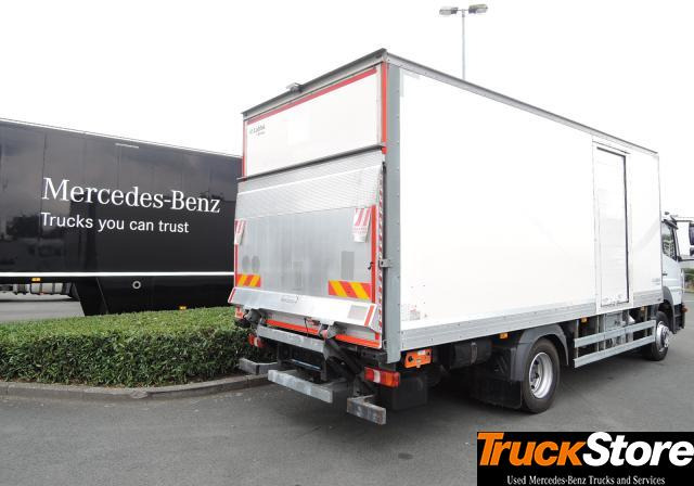 Mercedes-Benz Atego 1218 L - Dobozos felépítményű teherautó: 4 kép. Mercedes-Benz Atego 1218 L - Dobozos felépítményű teherautó: 4 kép.