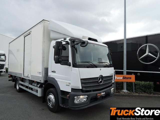 Mercedes-Benz Atego 1218 L - Dobozos felépítményű teherautó: 3 kép. Mercedes-Benz Atego 1218 L - Dobozos felépítményű teherautó: 3 kép.