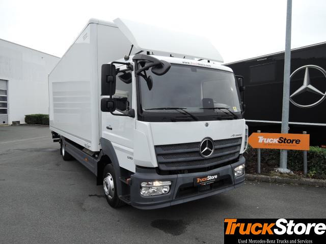 Mercedes-Benz Atego 1218 L nR - Dobozos felépítményű teherautó: 3 kép. Mercedes-Benz Atego 1218 L nR - Dobozos felépítményű teherautó: 3 kép.
