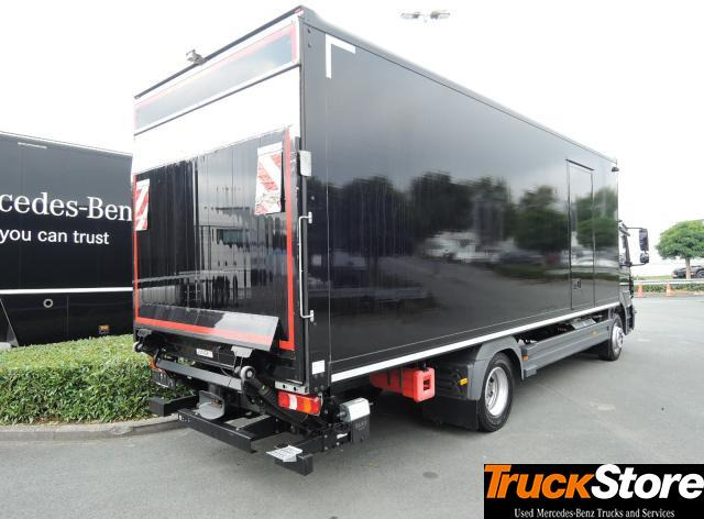 Mercedes-Benz Atego 1224 L - Dobozos felépítményű teherautó: 4 kép. Mercedes-Benz Atego 1224 L - Dobozos felépítményű teherautó: 4 kép.
