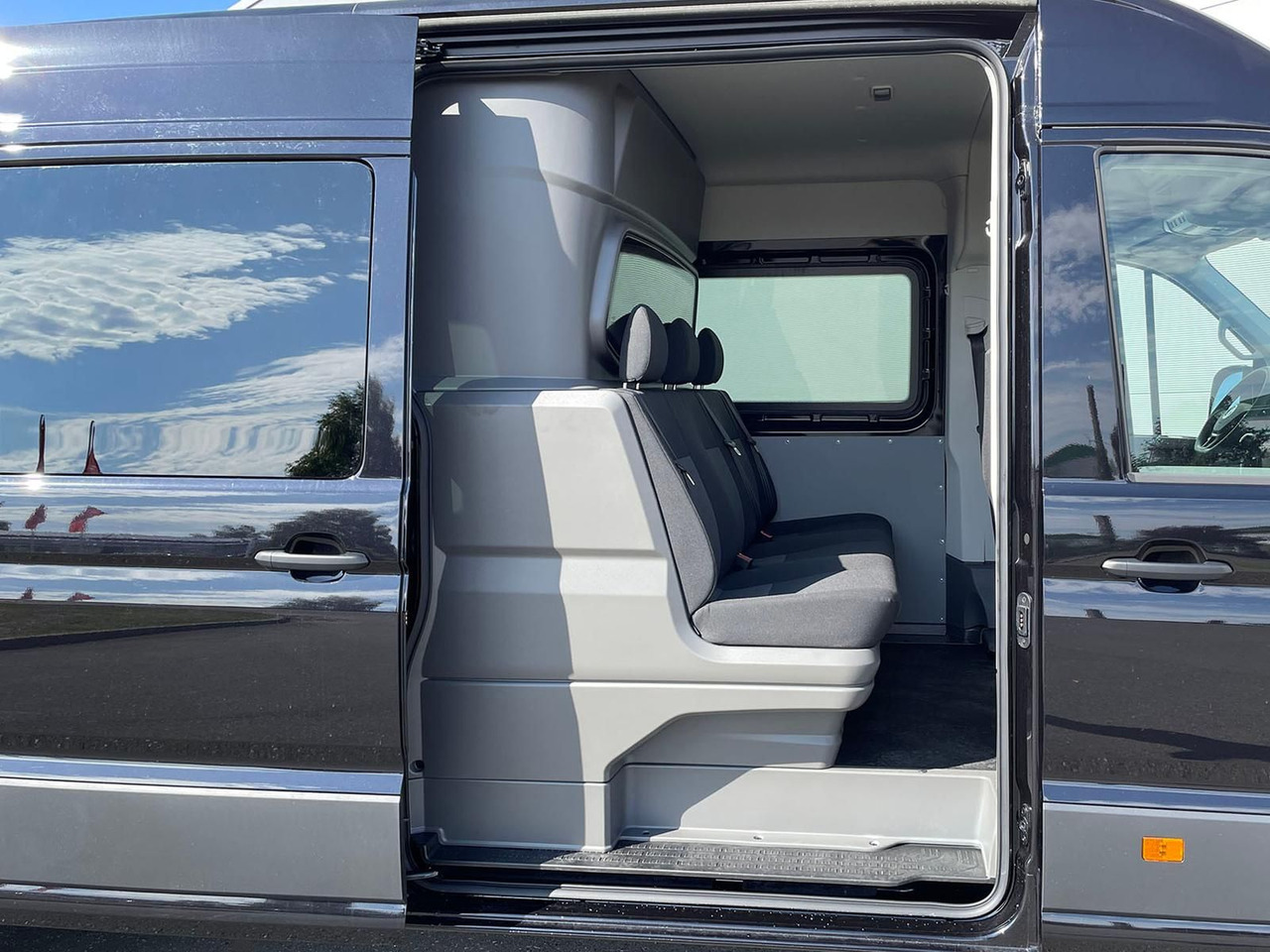 Volkswagen Crafter 35 Kasten PLUS L4H3 6SITZE MIXTO NAV AHK - Kisbusz: 1 kép. Volkswagen Crafter 35 Kasten PLUS L4H3 6SITZE MIXTO NAV AHK - Kisbusz: 1 kép.