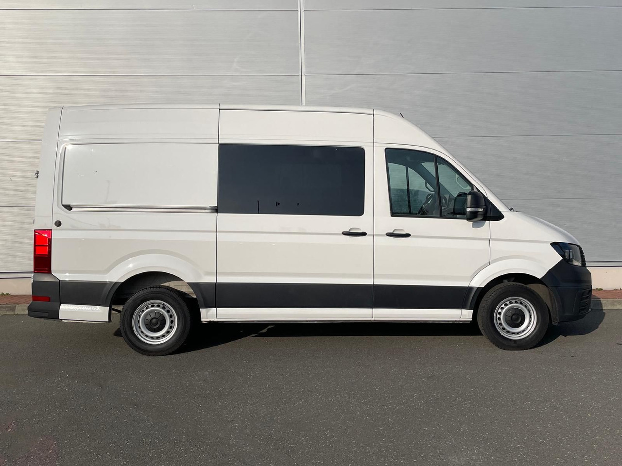 Volkswagen Crafter MIXTO 35 L3H3 KAMERA SITZHZ DAB - Kisbusz: 5 kép. Volkswagen Crafter MIXTO 35 L3H3 KAMERA SITZHZ DAB - Kisbusz: 5 kép.