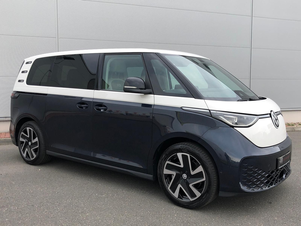 Volkswagen ID. Buzz 150 kW Pro AHK ACC MATRIX LED KEYLESS - Minibusz, Elektromos busz: 2 kép. Volkswagen ID. Buzz 150 kW Pro AHK ACC MATRIX LED KEYLESS - Minibusz, Elektromos busz: 2 kép.