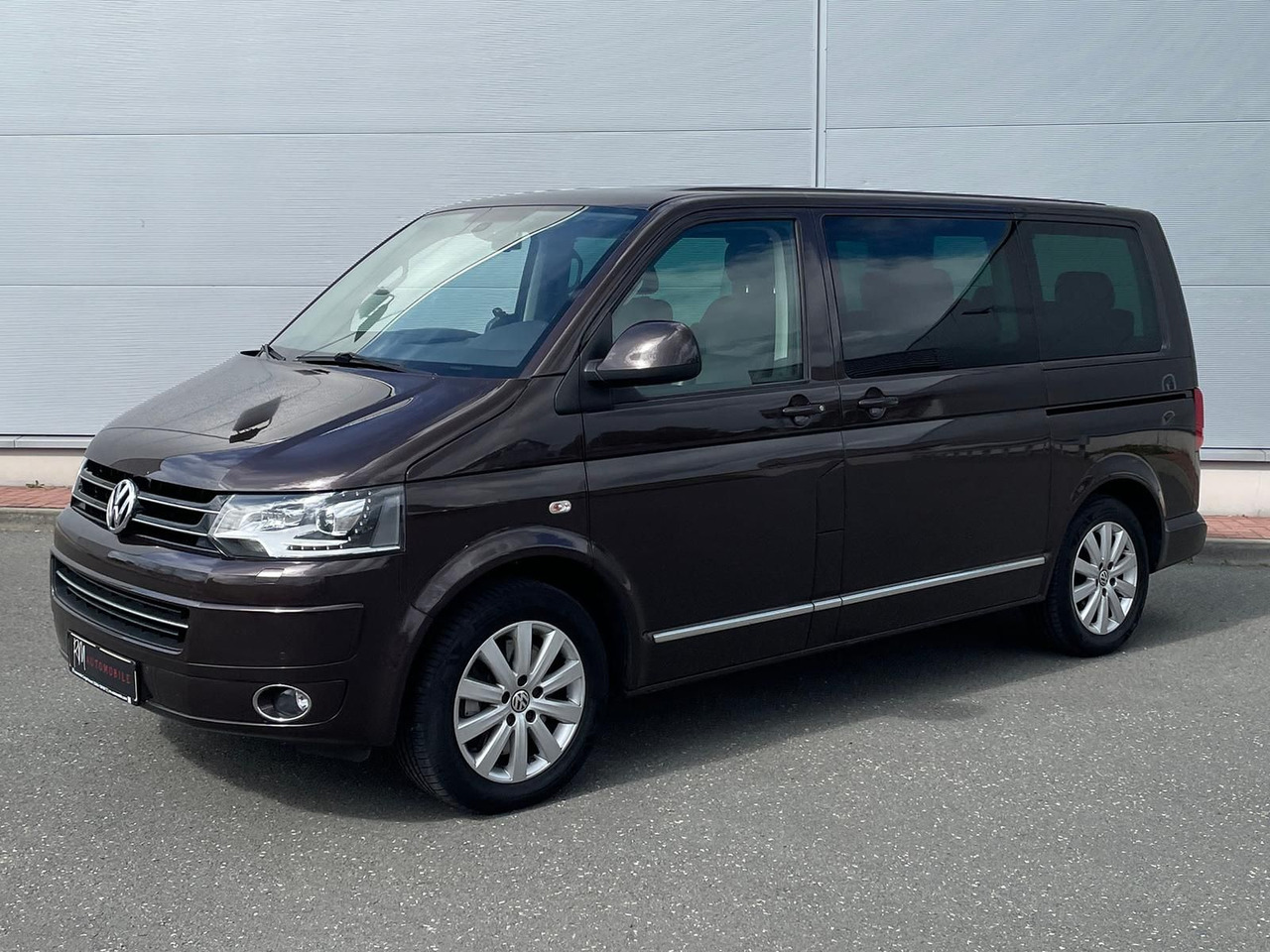 Volkswagen T5 Multivan Highline 4M LEDER AHK MFL - Kisbusz: 1 kép. Volkswagen T5 Multivan Highline 4M LEDER AHK MFL - Kisbusz: 1 kép.