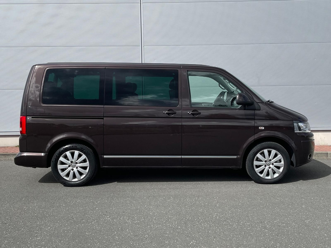 Volkswagen T5 Multivan Highline 4M LEDER AHK MFL - Kisbusz: 5 kép. Volkswagen T5 Multivan Highline 4M LEDER AHK MFL - Kisbusz: 5 kép.