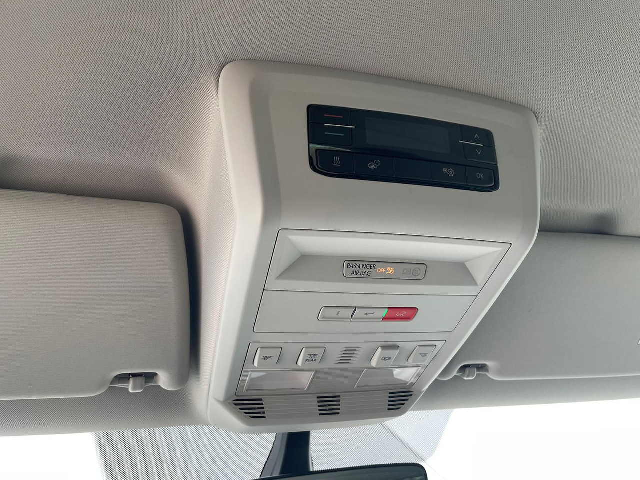 Kisbusz Volkswagen T6.1 Caravelle Highline STANDHZ NAVI LEDER PDC: 27 kép.