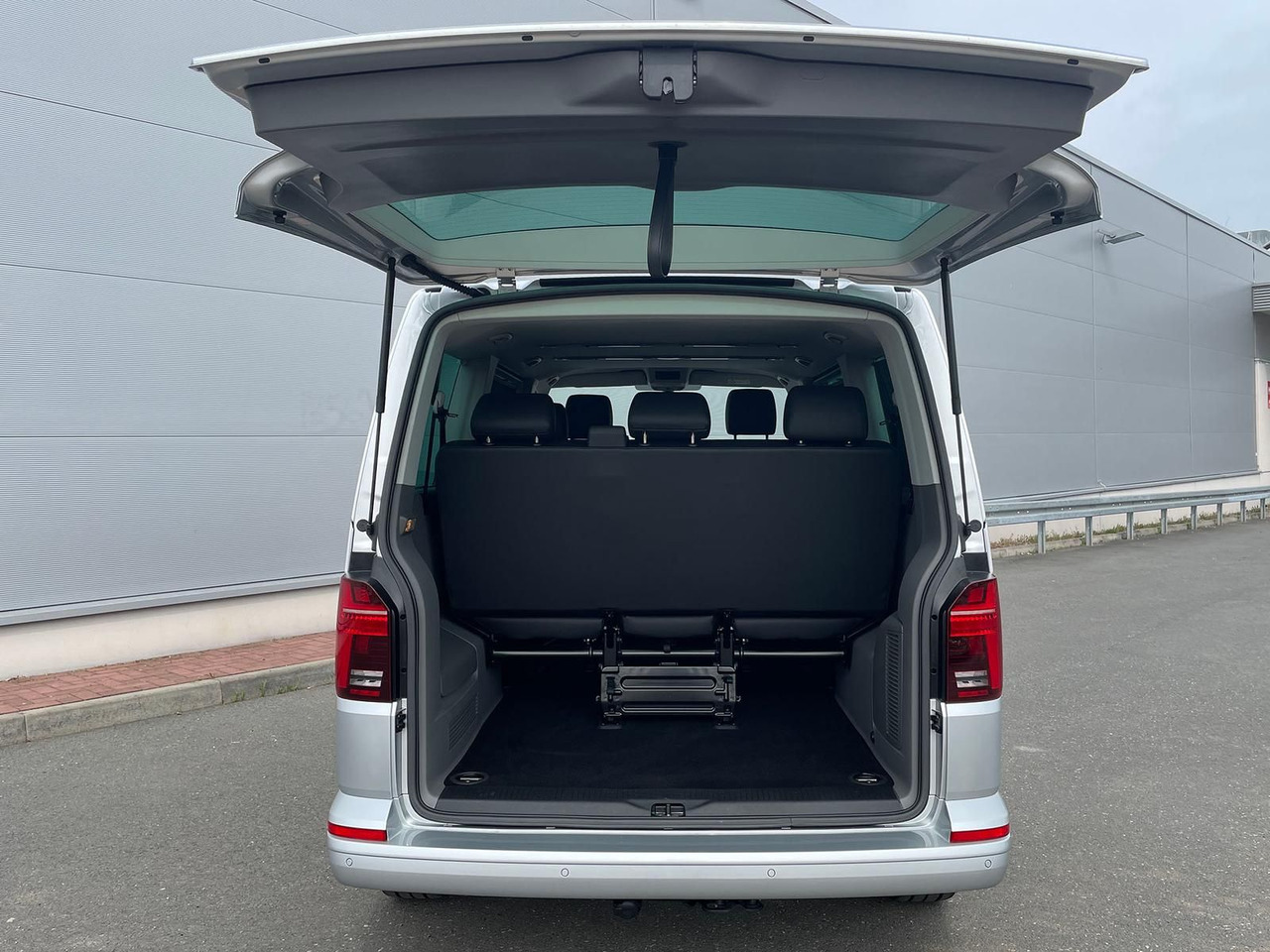 Kisbusz Volkswagen T6.1 Caravelle Highline STANDHZ NAVI LEDER PDC: 30 kép.
