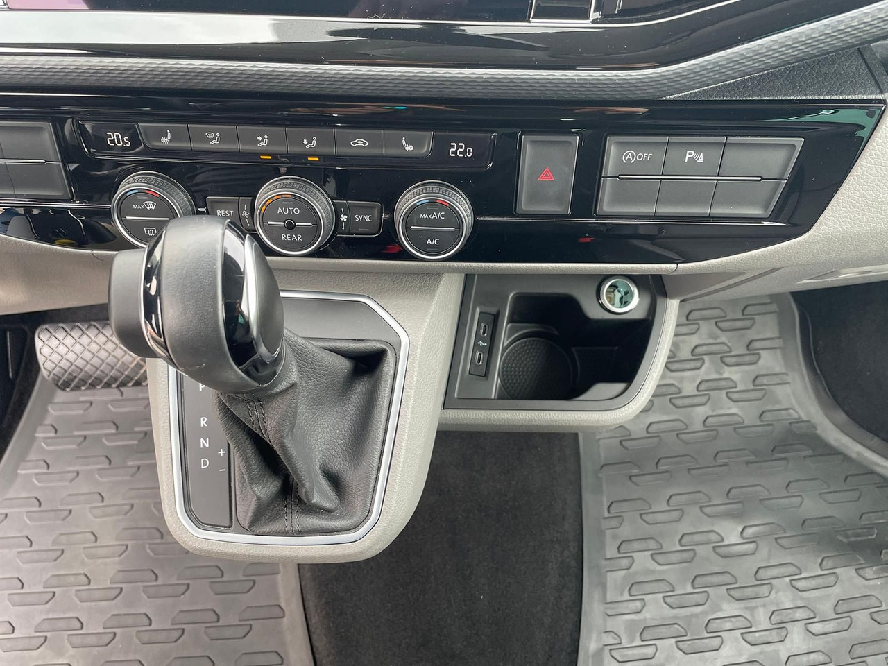 Kisbusz Volkswagen T6.1 Caravelle Highline STANDHZ NAVI LEDER PDC: 29 kép.