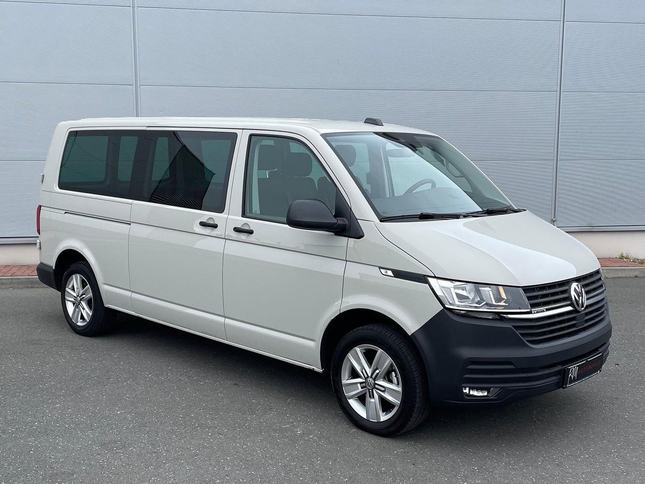 Volkswagen T6.1 Transporter 2.0 TDI lang 4MOTION SITZHZ NAV - Furgon: 2 kép. Volkswagen T6.1 Transporter 2.0 TDI lang 4MOTION SITZHZ NAV - Furgon: 2 kép.