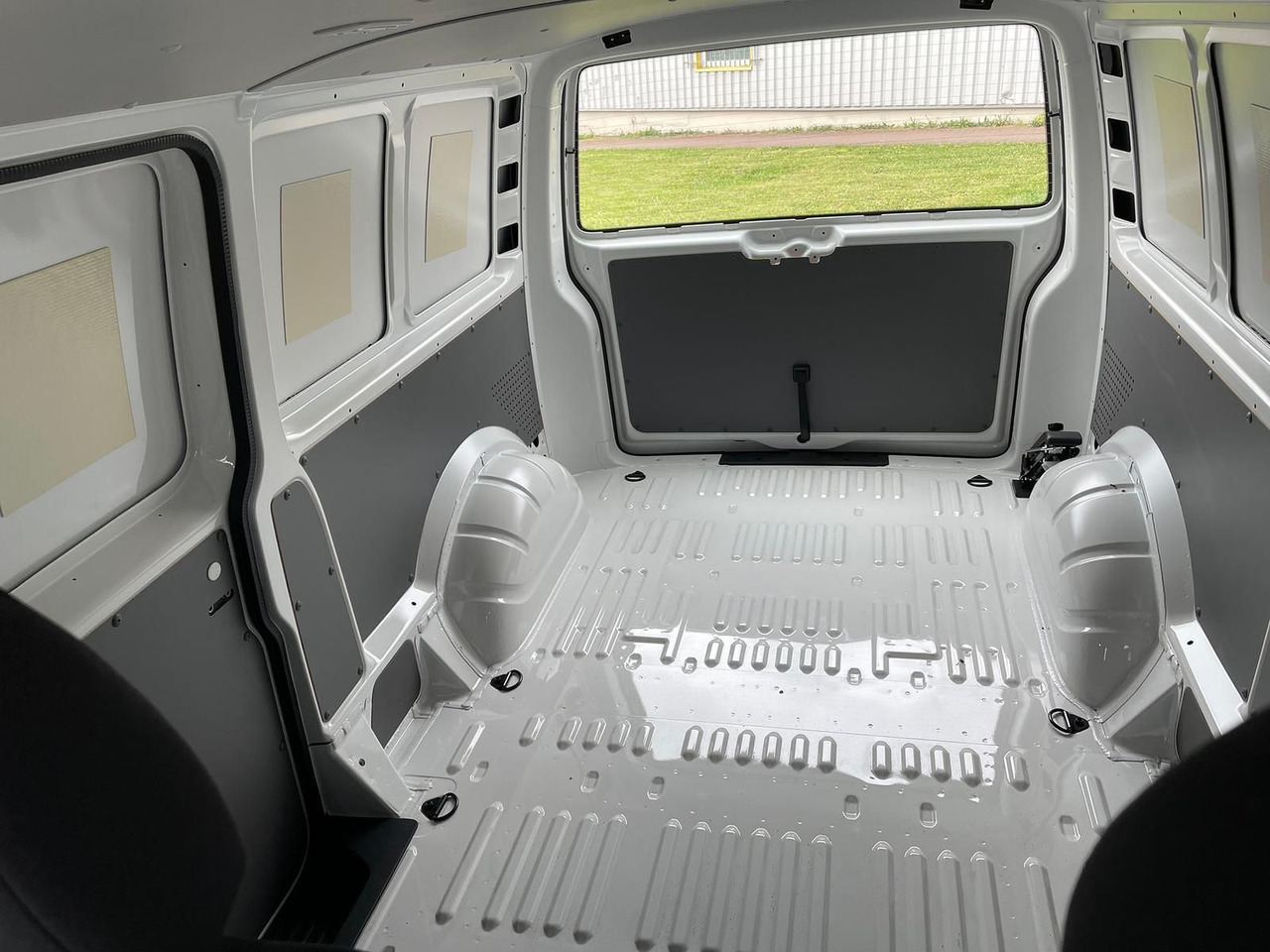 Új Furgon Volkswagen T6.1 Transporter Kasten lang 4M MFL LED TEMPOMAT: 22 kép.