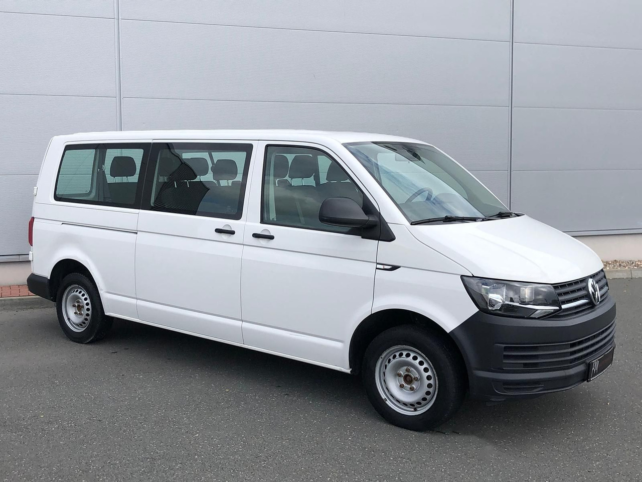 Volkswagen T6 Transporter 2.0 TDI Kombi lang 9-SITZE TEMP - Autó: 2 kép. Volkswagen T6 Transporter 2.0 TDI Kombi lang 9-SITZE TEMP - Autó: 2 kép.